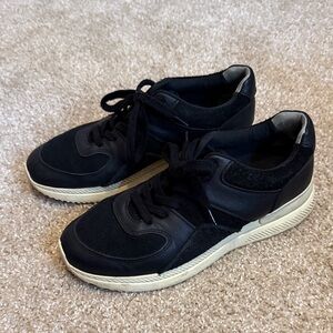 Everlane women’s black sneakers